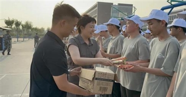 暖心慰问励新生 温情关怀润心田—学院领导带队慰问2025 级军训新生及教官